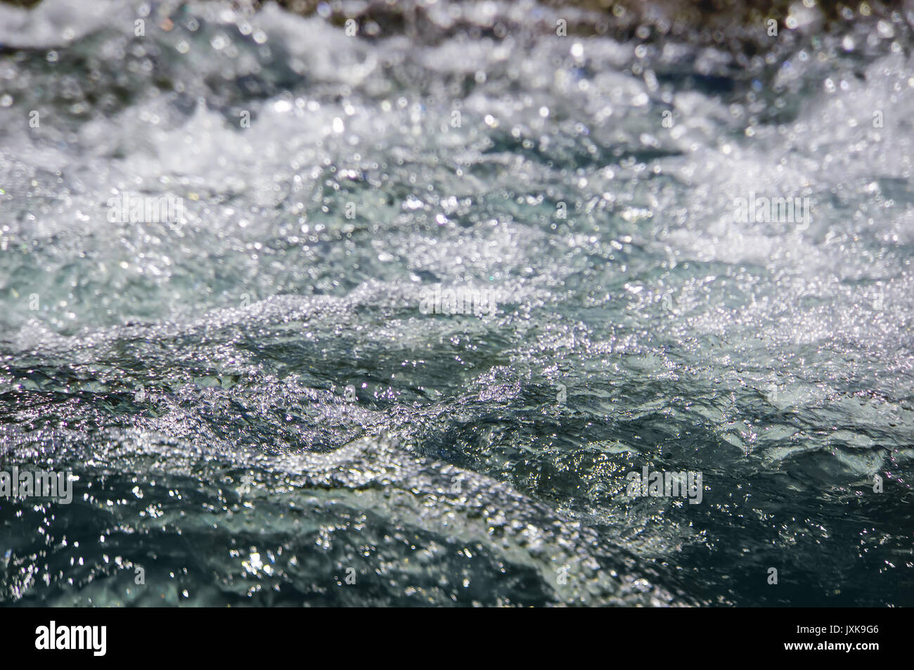 Texture eau vague, blanc pour l'arrière plan. L'écoulement de l'eau turbulente sur les rochers, dans une rivière de montagne Banque D'Images