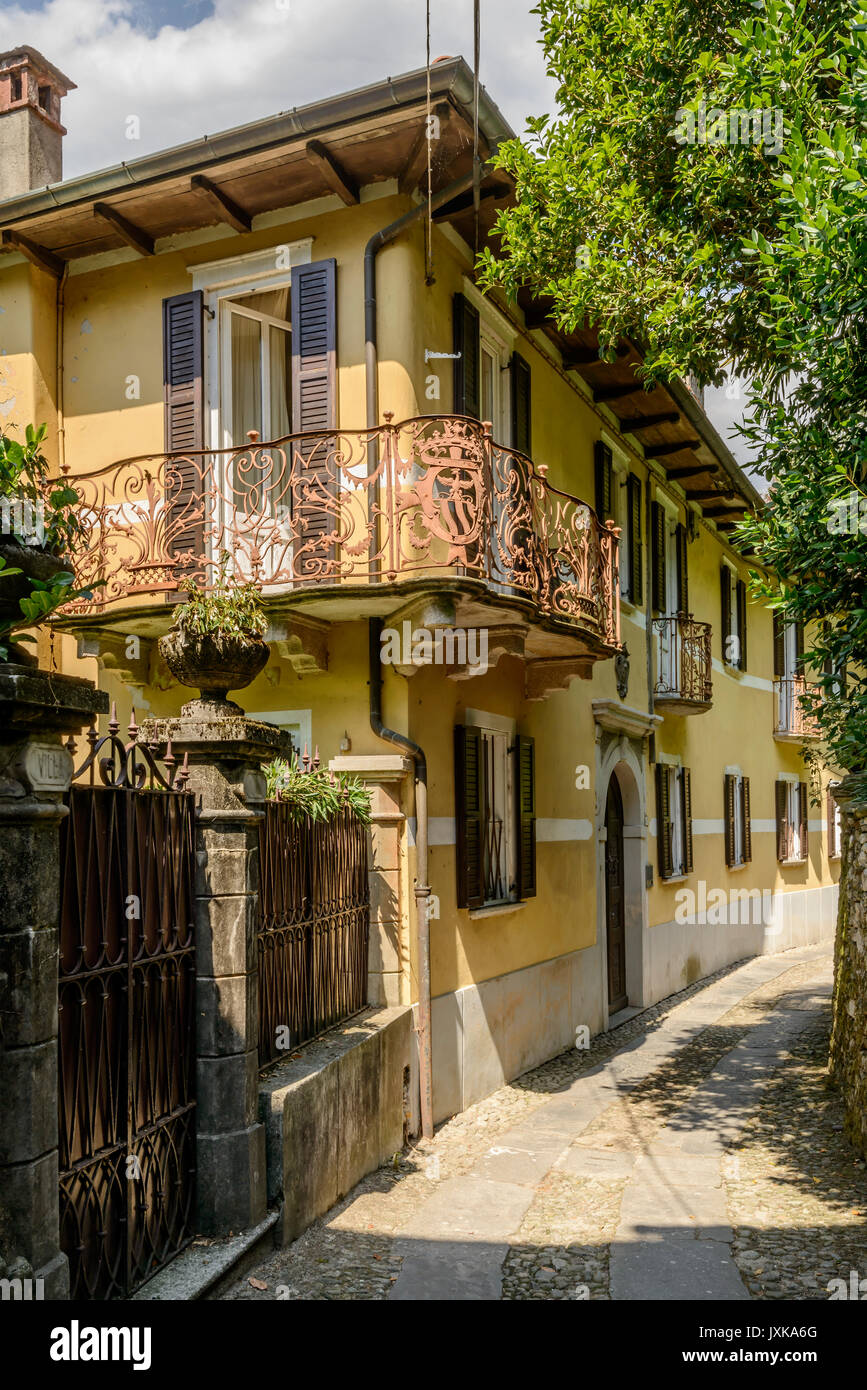 La décoration antique en fer forgé sur l'ancien balcon sur la petite île au lac d'Orta, tourné sur des journée d'été sur l'île de San Giulio, Novara, Cusio, il Banque D'Images