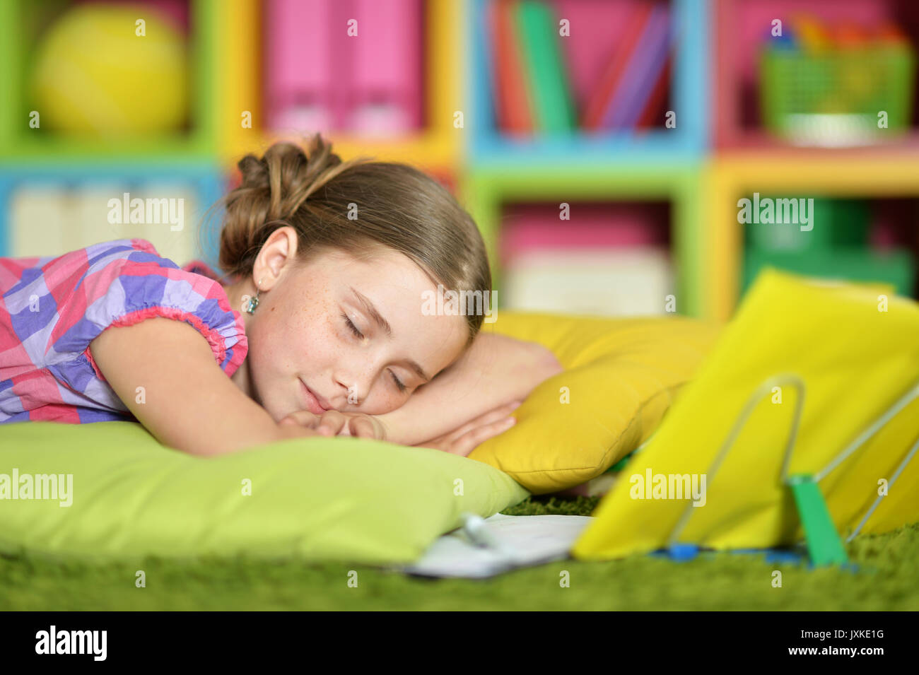 Lycéenne dormir sur un livre d'exercices Banque D'Images