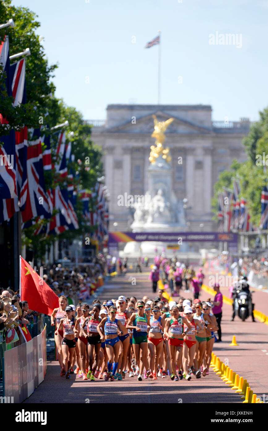 Athlètes participant aux Championnats du monde d'athlétisme féminin de l'IAAF 20k Walk dans le Mall, Londres, Royaume-Uni Banque D'Images