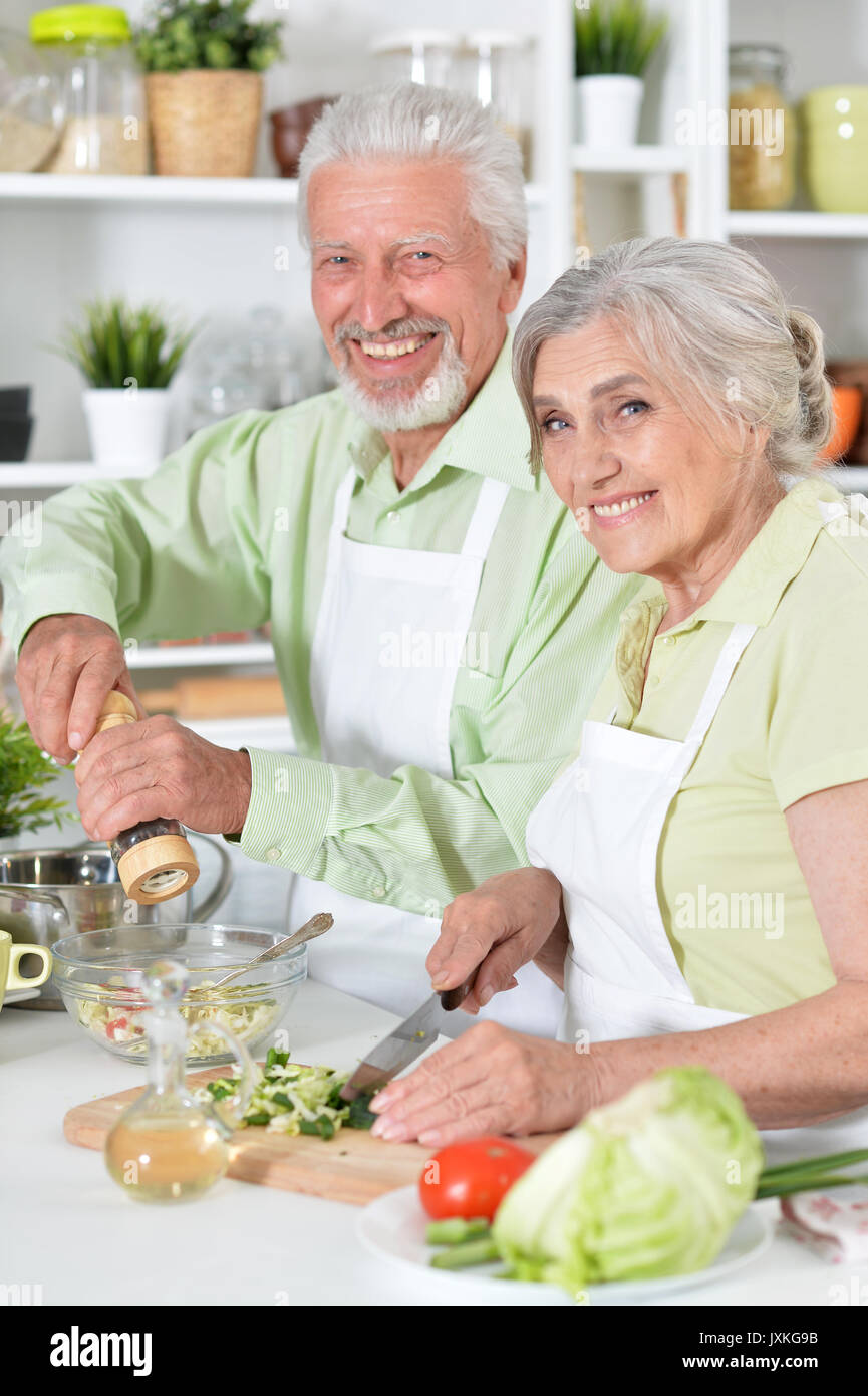 Couple à préparer le dîner Banque D'Images