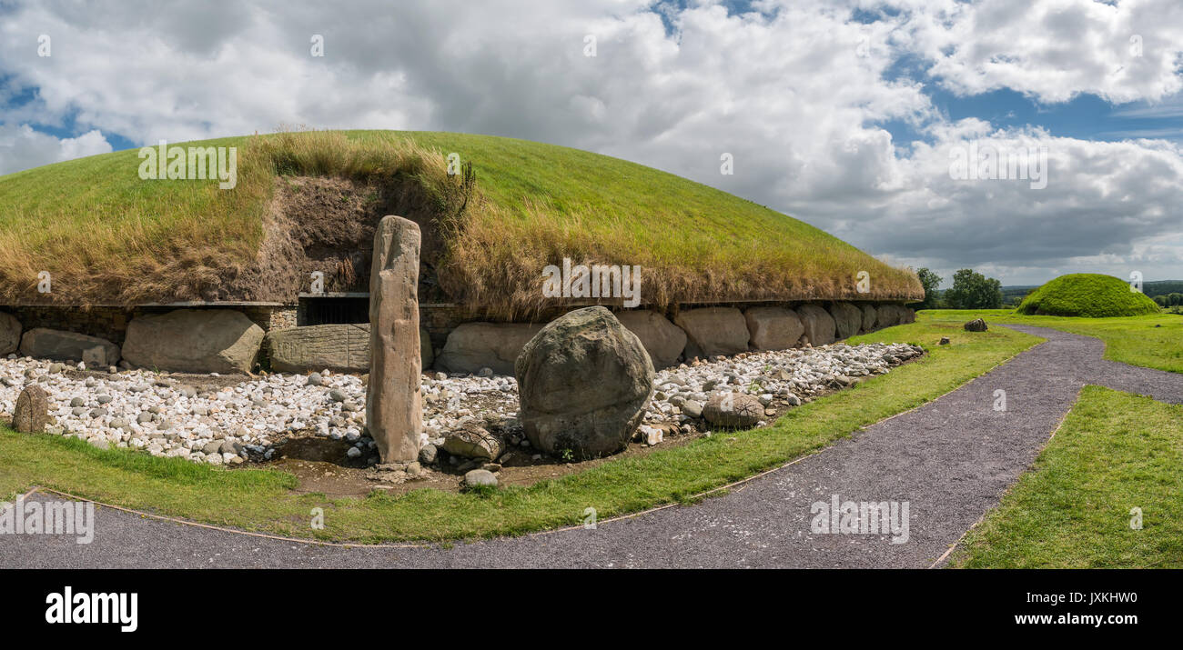 Tumulus Néolithique Knowth Passage vers l'Ouest tombe en Irlande Banque D'Images