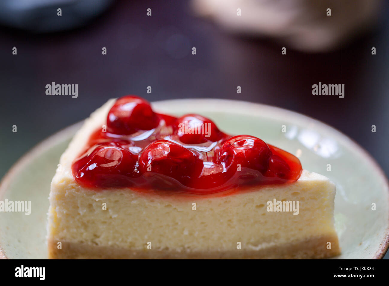 Cherry cheesecake mis sur table en bois Banque D'Images