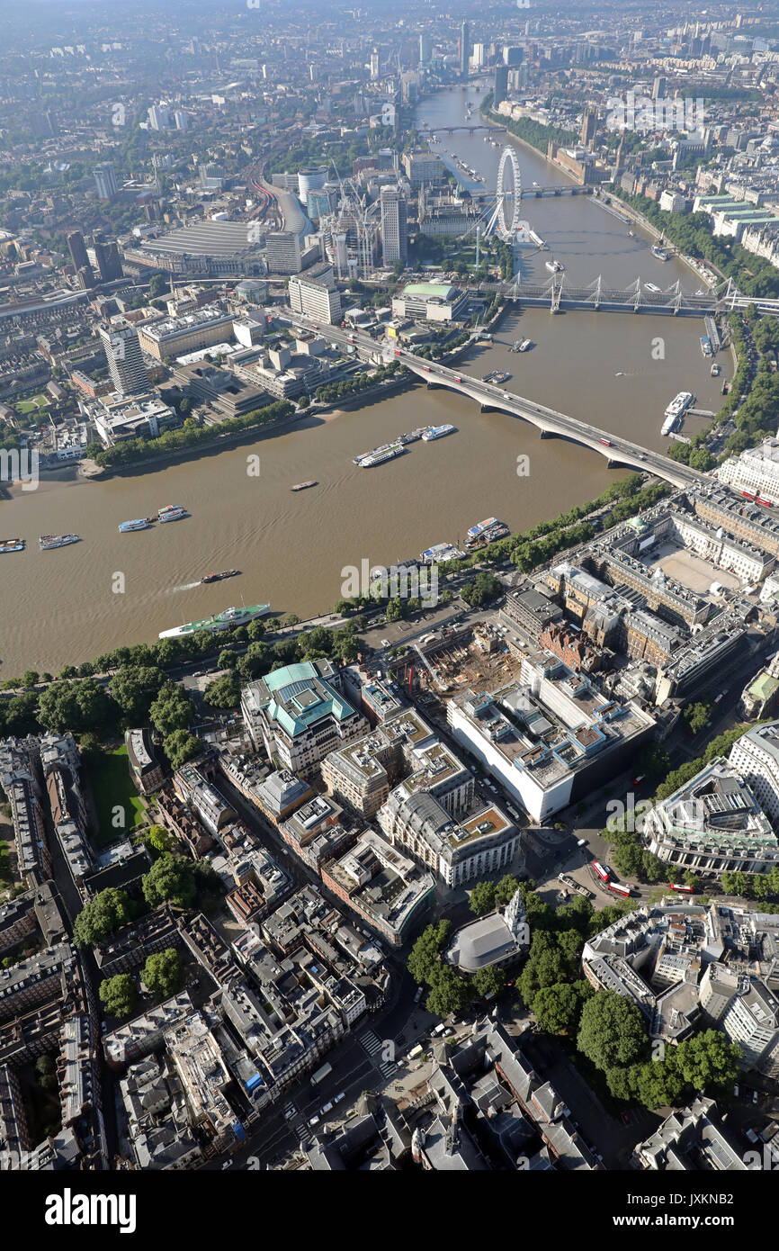 Vue aérienne à partir de la bande à l'ouest du sud sur la Tamise en direction de maisons du Parlement, London, UK Banque D'Images
