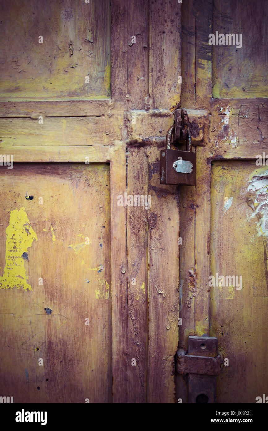 Cadenas altérés et porte avec de la peinture Banque D'Images