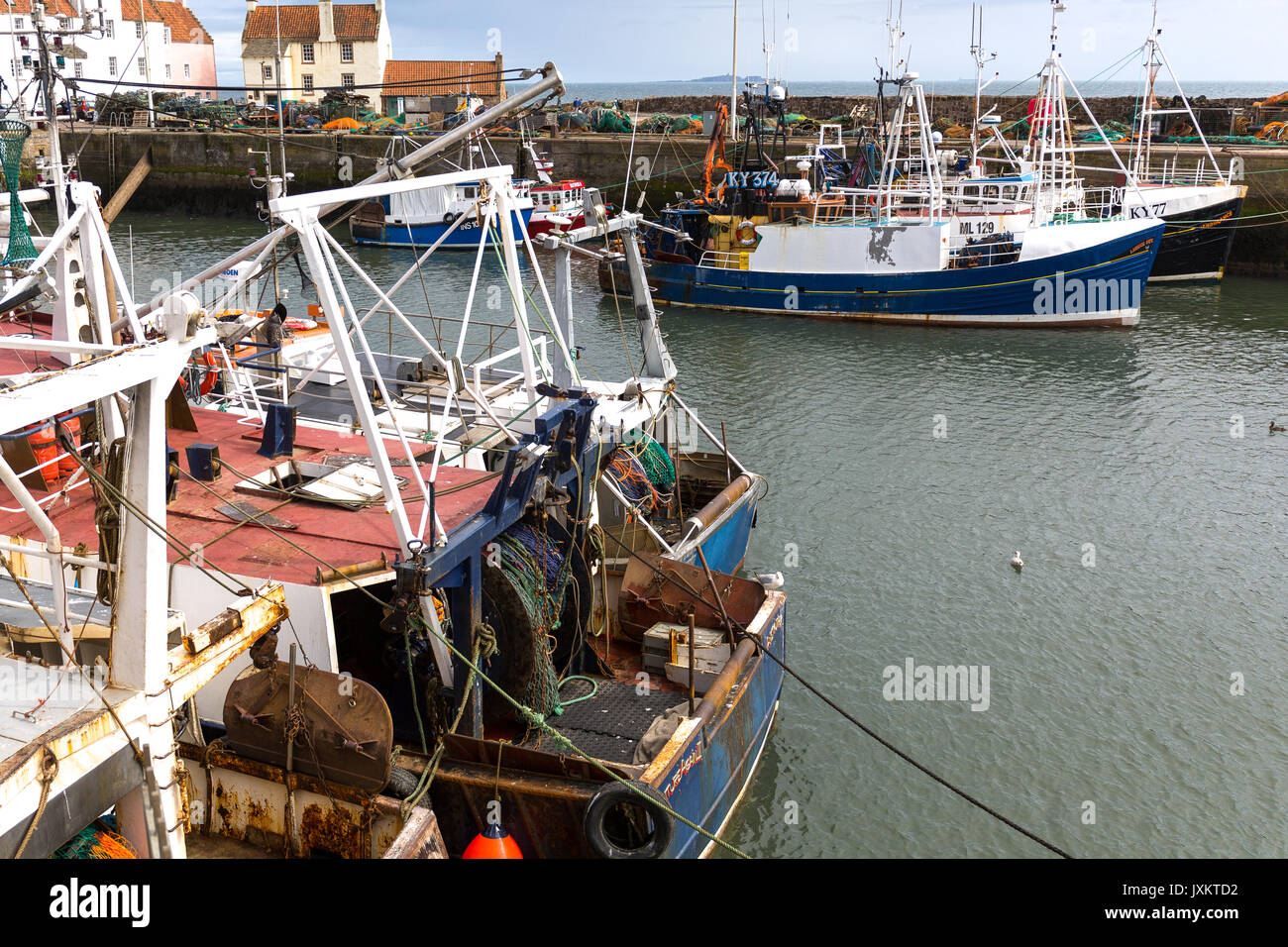 Bateaux de pêche aux côtés de Pittenweem port. Fife Scotland UK Banque D'Images