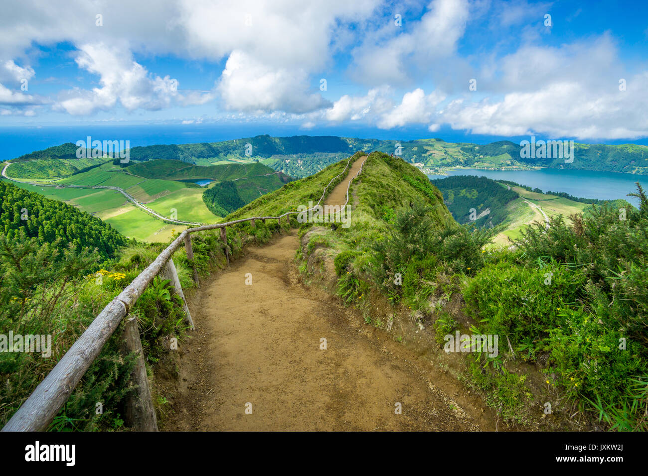 Chemin le long du Miradouro da Boca do Inferno (point de vue), avec Lagoa Verde, Lagoa Azul et l'océan en arrière-plan. Sete Cidades, Açores Banque D'Images