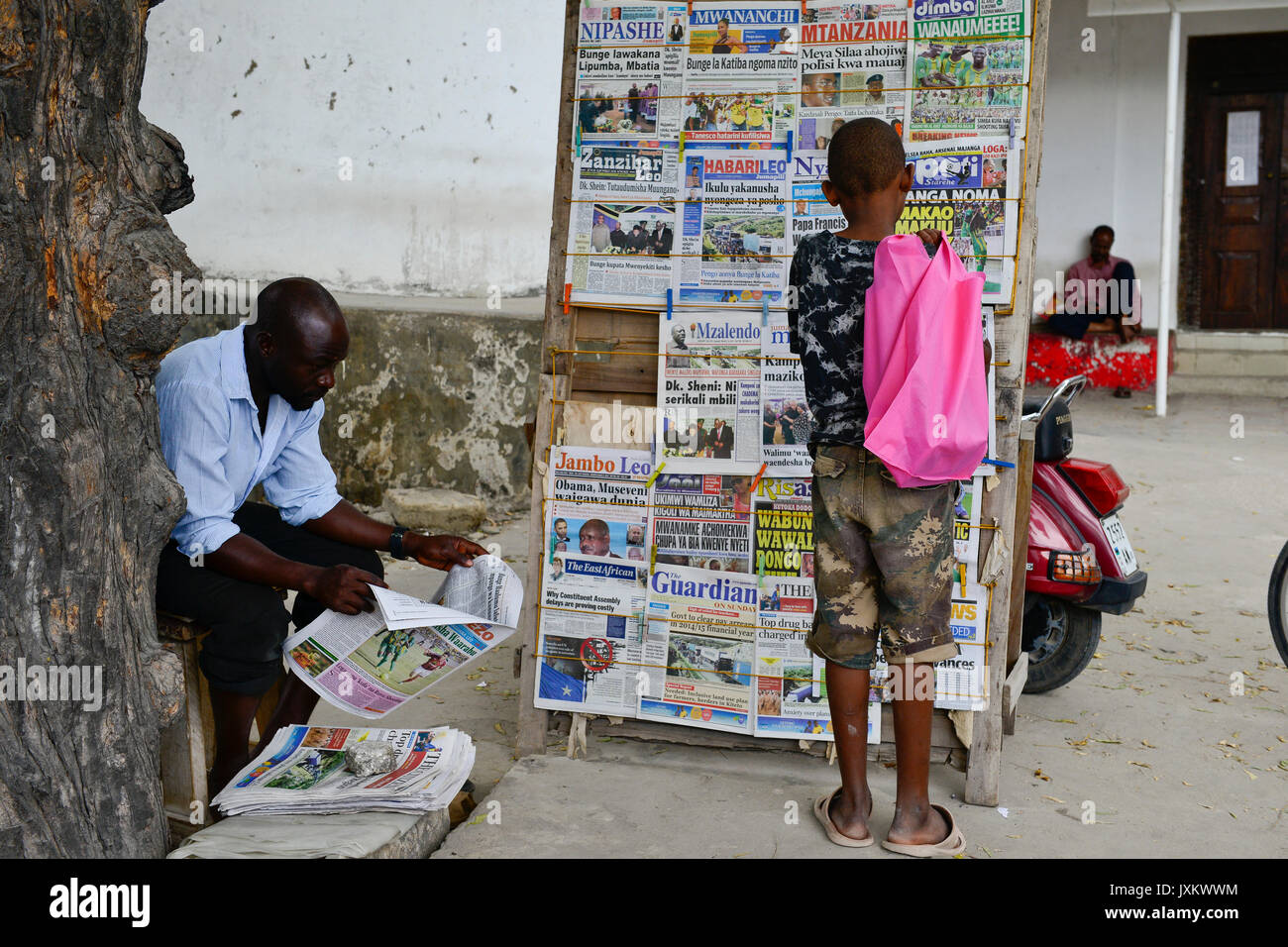Tanzanie Zanzibar, Stone town, TANZANIE / blocage journal Insel Sansibar, Stonetown, Zeitungskiosk Banque D'Images