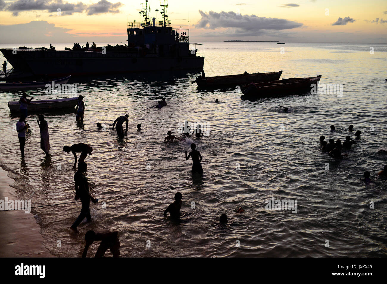 Tanzanie Zanzibar, Stone town, soir en mer, navire de la marine tanzanienne TANZANIE / Insel Sansibar, Stonetown, abends am Meer, Schiff der Marine tansanischen Banque D'Images