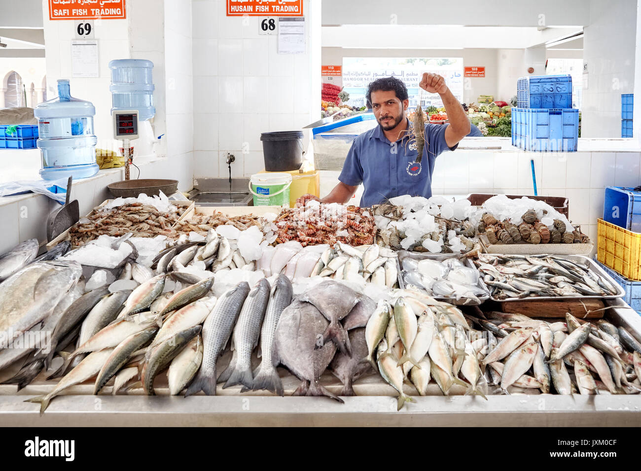 Ajman, Émirats Arabes Unis - Mai 03, 2017 : l'homme vend des fruits de mer au marché de poissons local. Banque D'Images