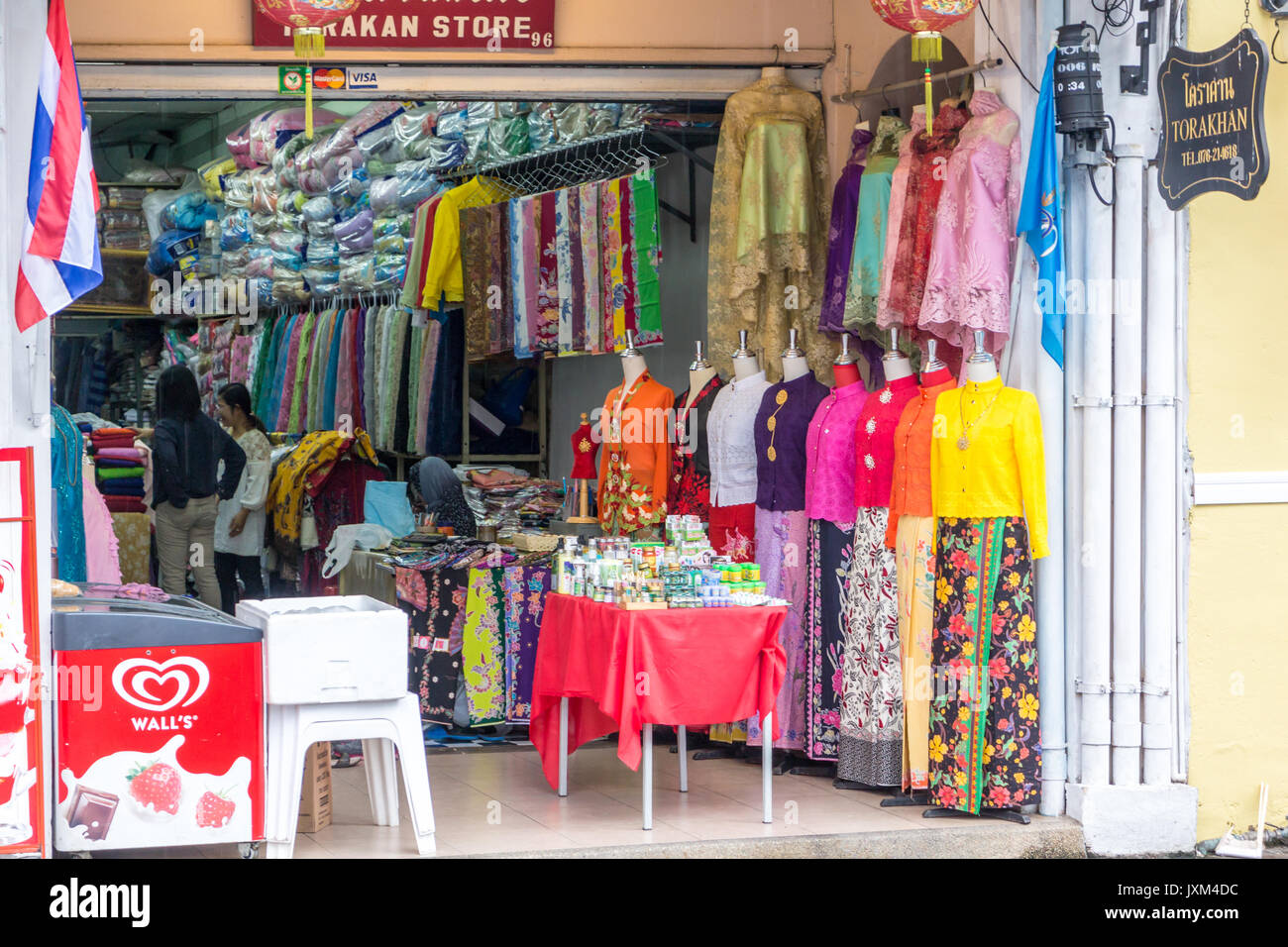 Magasin de vêtements Peranakan vieille ville de Phuket, Thaïlande robes couleur couleur Banque D'Images