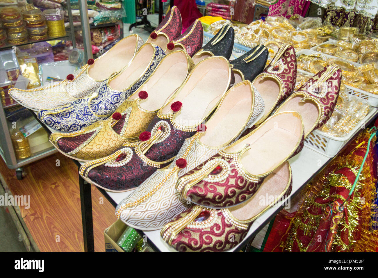 Chaussures indiennes sur le marché Phahurat, Bangkok, Thaïlande Banque D'Images