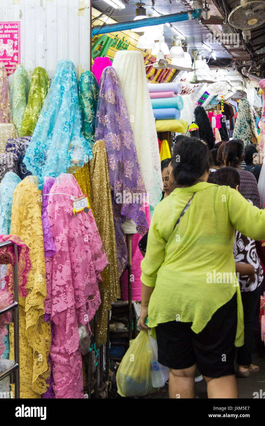 Sur le marché du textile de Shoppers Phahurat, Bangkok, Thaïlande Banque D'Images
