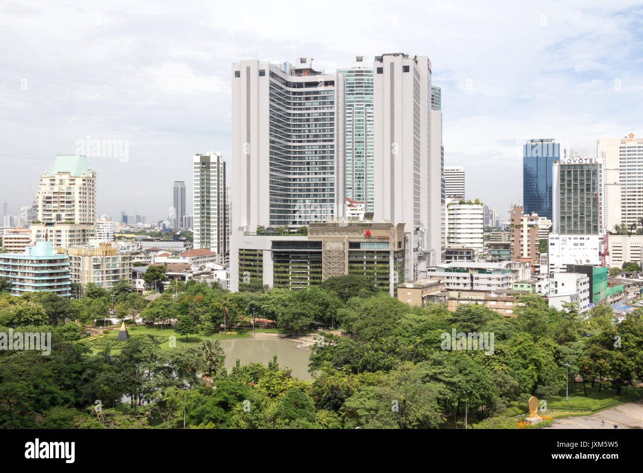 Le Marriott Marquis Queens Plaza hôtel surplombant le parc Benjasiri, Bangkok, Thaïlande Banque D'Images