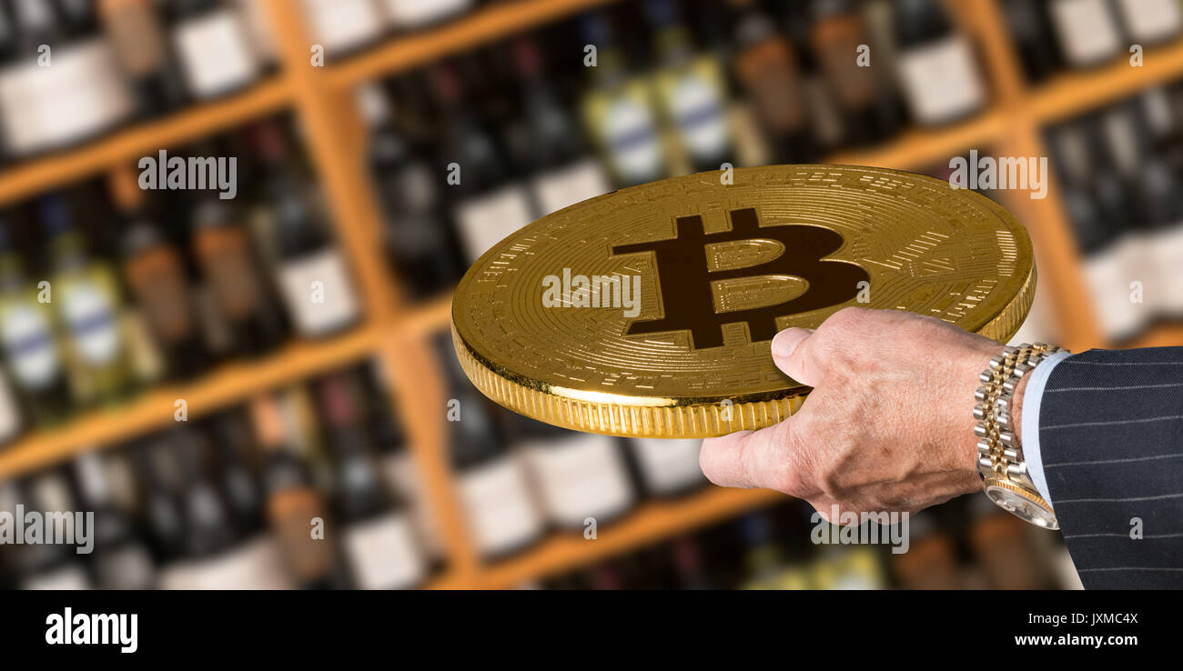 Bitcoin offrant pour bouteilles de vin en magasin Banque D'Images