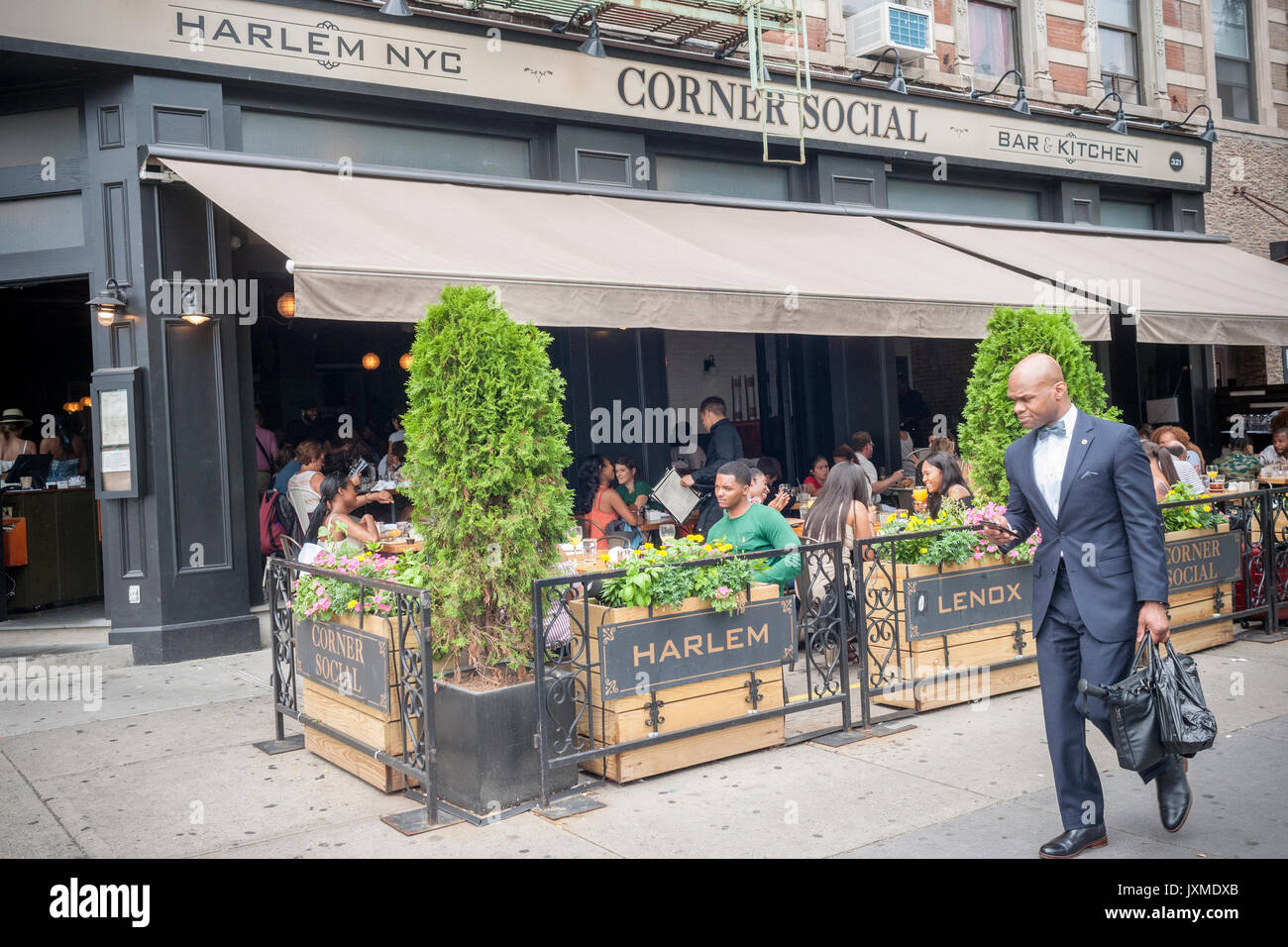 Manger en plein air à l'extérieur de l'angle restaurant Social sur Lenox Avenue à Harlem, à New York, le dimanche 6 août, 2017. (© Richard B. Levine) Banque D'Images