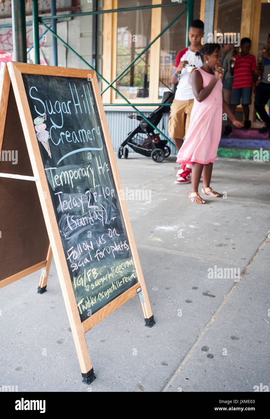 Les amateurs de crème glacée à l'extérieur de l'ouverture récente du Sugar Hill Creamery à Harlem à New York le dimanche, Août 6, 2017. (© Richard B. Levine) Banque D'Images