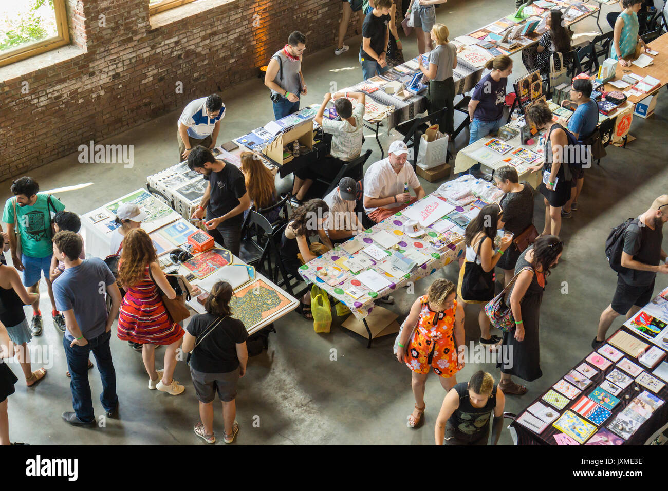 Parcourez les visiteurs des kiosques des exposants à la presse jouer juste dans le quartier Red Hook de Brooklyn à New York le samedi 5 août 2017. Le festival a réuni les petites maisons, maisons de disques indépendantes et les créateurs de zines pour afficher et vendre les produits de leurs prouesses créatives. (© Richard B. Levine) Banque D'Images