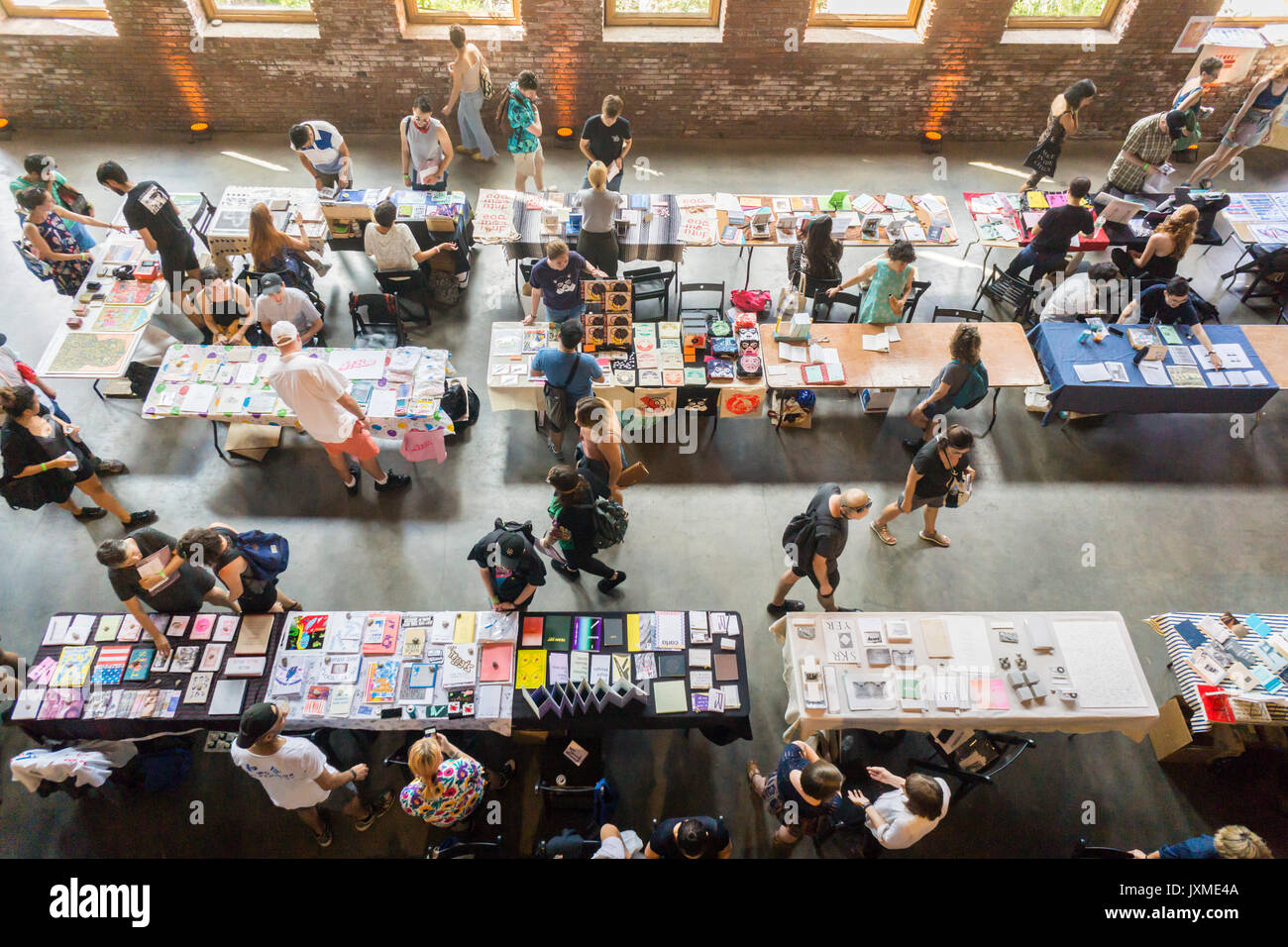 Parcourez les visiteurs des kiosques des exposants à la presse jouer juste dans le quartier Red Hook de Brooklyn à New York le samedi 5 août 2017. Le festival a réuni les petites maisons, maisons de disques indépendantes et les créateurs de zines pour afficher et vendre les produits de leurs prouesses créatives. (© Richard B. Levine) Banque D'Images