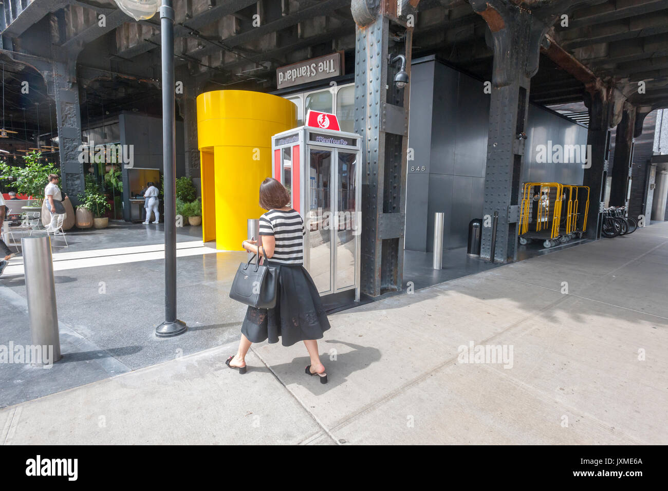 Le 'Ring votre Rep' cabine téléphonique est considéré à l'hôtel High Line Standard dans le Meatpacking District à New York le Mardi, Août 8, 2017. Le stand d'activiste contient un téléphone qui vous permettra de vous connecter via une ligne directe pour la capitale américaine standard. Équipé d'un téléphone "livre" d'instructions et un script passant, les clients de l'hôtel et celles-ci présentent des problèmes spécifiques avec les représentants élus peuvent appeler et exprimer leurs opinions. 'Ring vous rRep' a été créé pour encourager l'activisme. (© Richard B. Levine) Banque D'Images