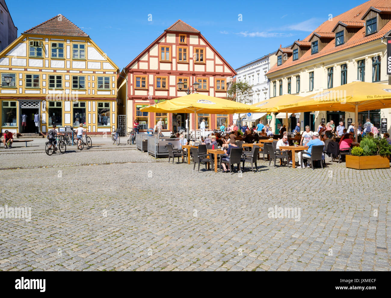 Place du marché Neuer Markt avec cafe, Waren, Mecklenburg-Vorpommern, Allemagne Banque D'Images