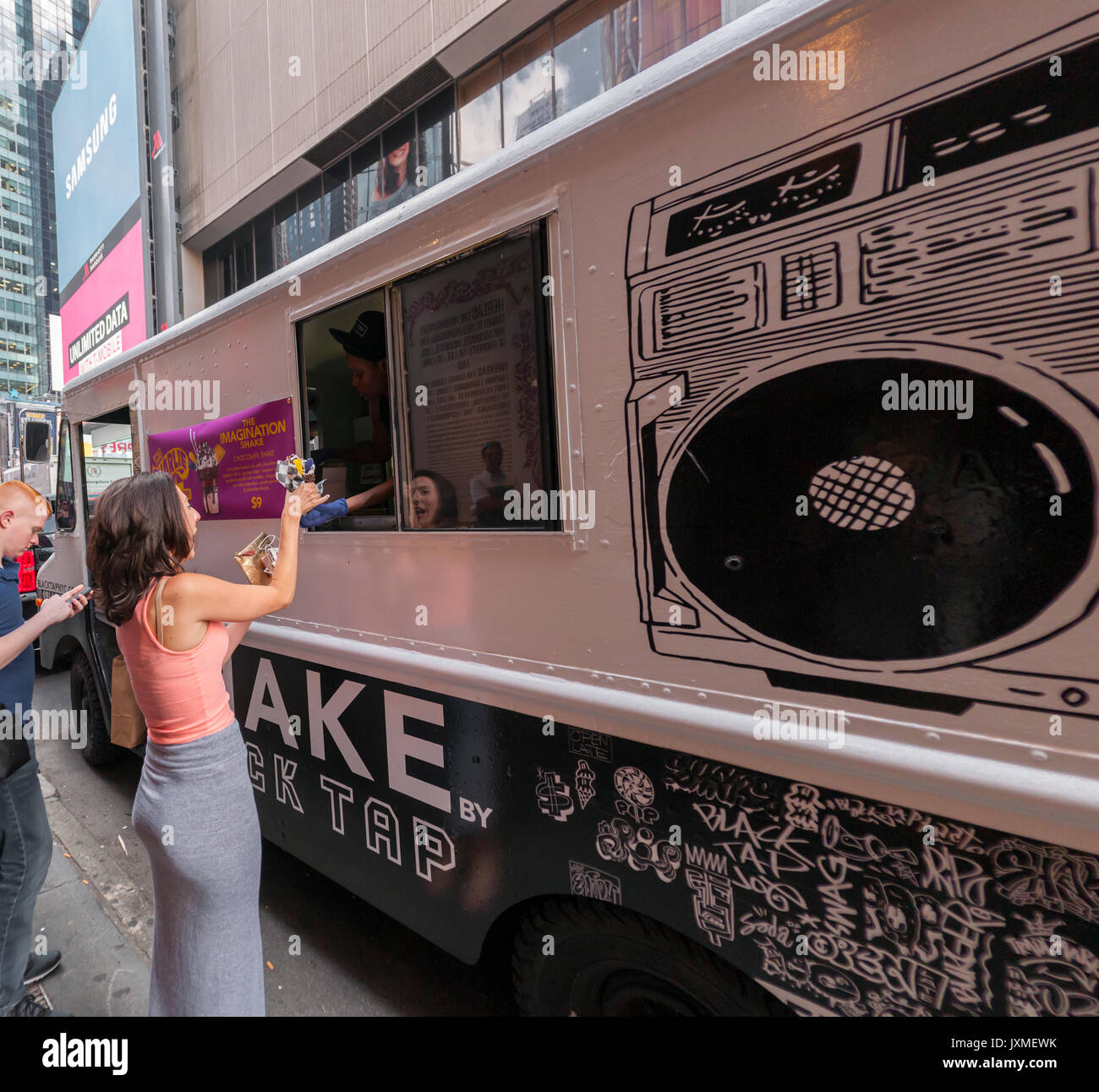 En dehors de la Lunt-Fontanne Theatre sur Broadway à New York le mercredi, Août 9, 2017 à tous les amateurs de théâtre avec excitation acheter 'Imagination secoue' dans le robinet noir Shake par camion. milkshake La collaboration entre le 'Roald Dahl Charlie et la Chocolaterie' musical et et le noir est un robinet sur-dimensionnés avec violet et or rock bonbons, crème fouettée, de chocolat, d'un filet de chocolat surmontée d'un golden ticket'chocolat' comme dans la comédie musicale. Parfait pour une matinée après indulgents. Le chariot s'affiche après l'matinées jusqu'en septembre. (© Richard B. Levine) Banque D'Images