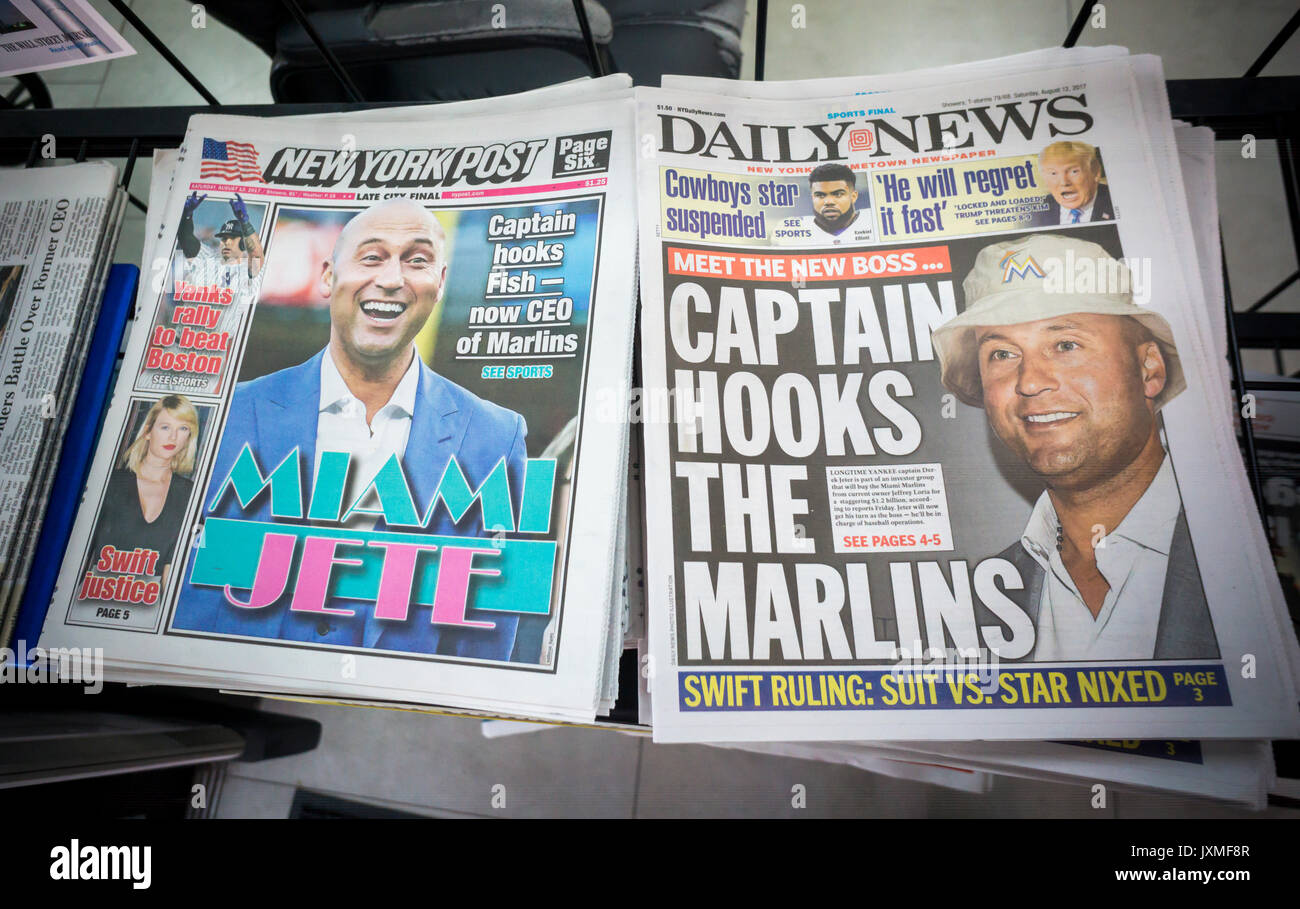 Les titres des journaux de New York le Samedi, Août 12, 2017 le rapport de vente de la Miami Marline baseball club à un groupe dans lequel Derek Jeter est un investisseur. Jeter sera en charge des opérations de baseball au club. Le club a été vendu par l'ancien propriétaire maintenant Jeffrey Loria pour 1,2 milliard de dollars.(© Richard B. Levine) Banque D'Images