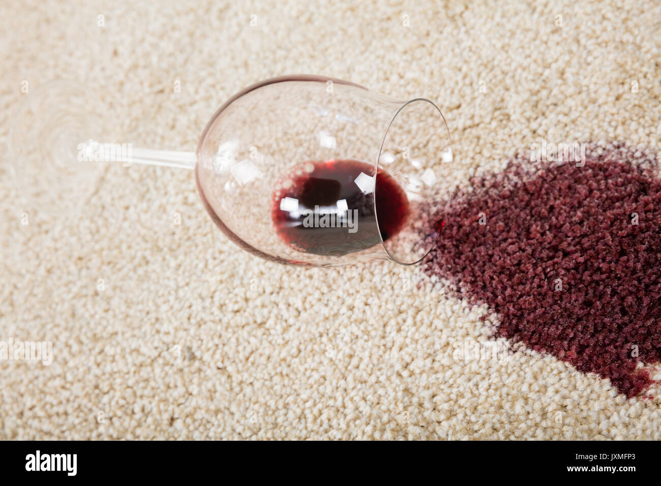 Verre vin rouge tombé Banque de photographies et d’images à haute résolution Alamy