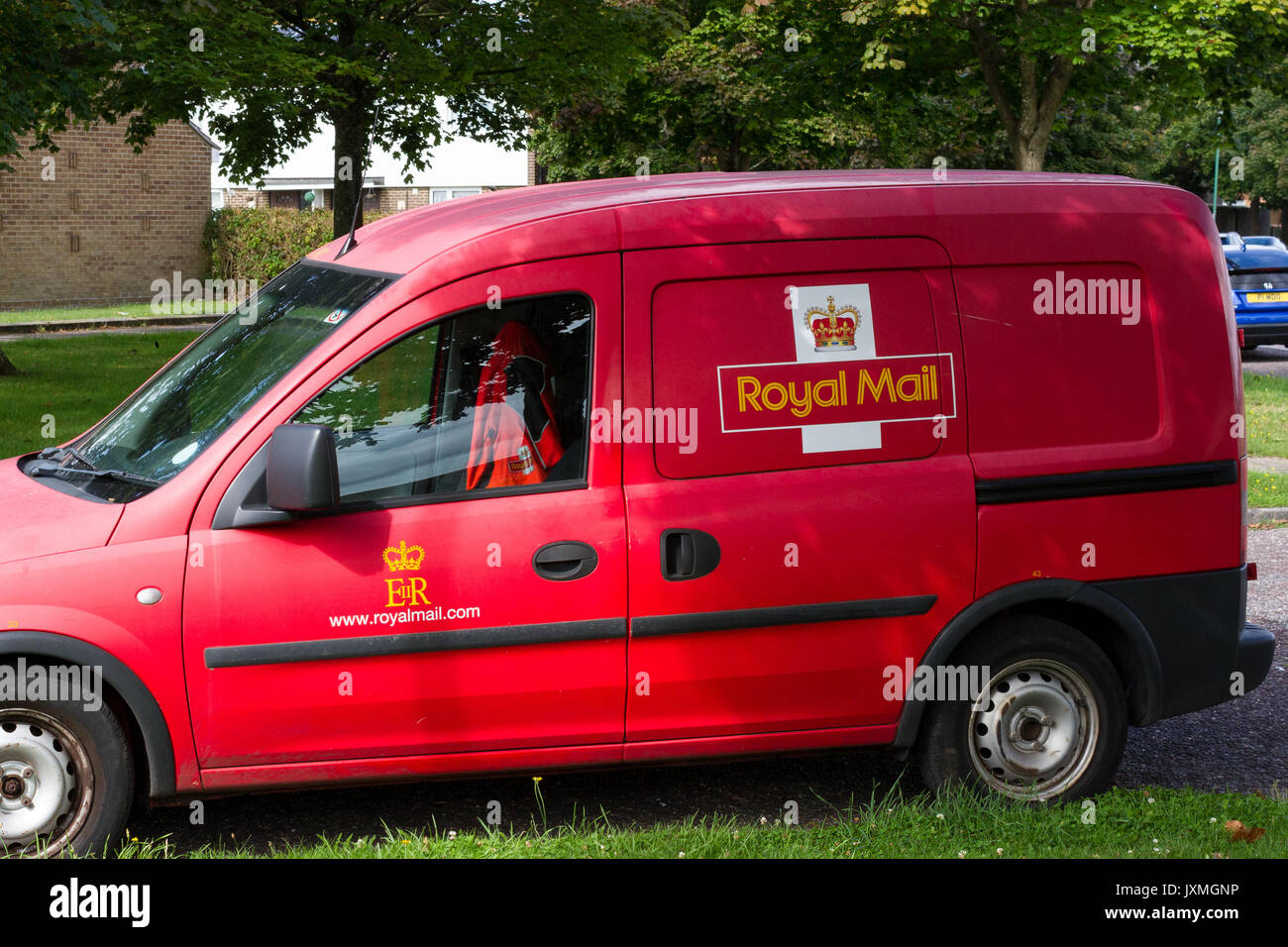 Royal Mail postal delivery van stationné dans une zone résidentielle Banque D'Images