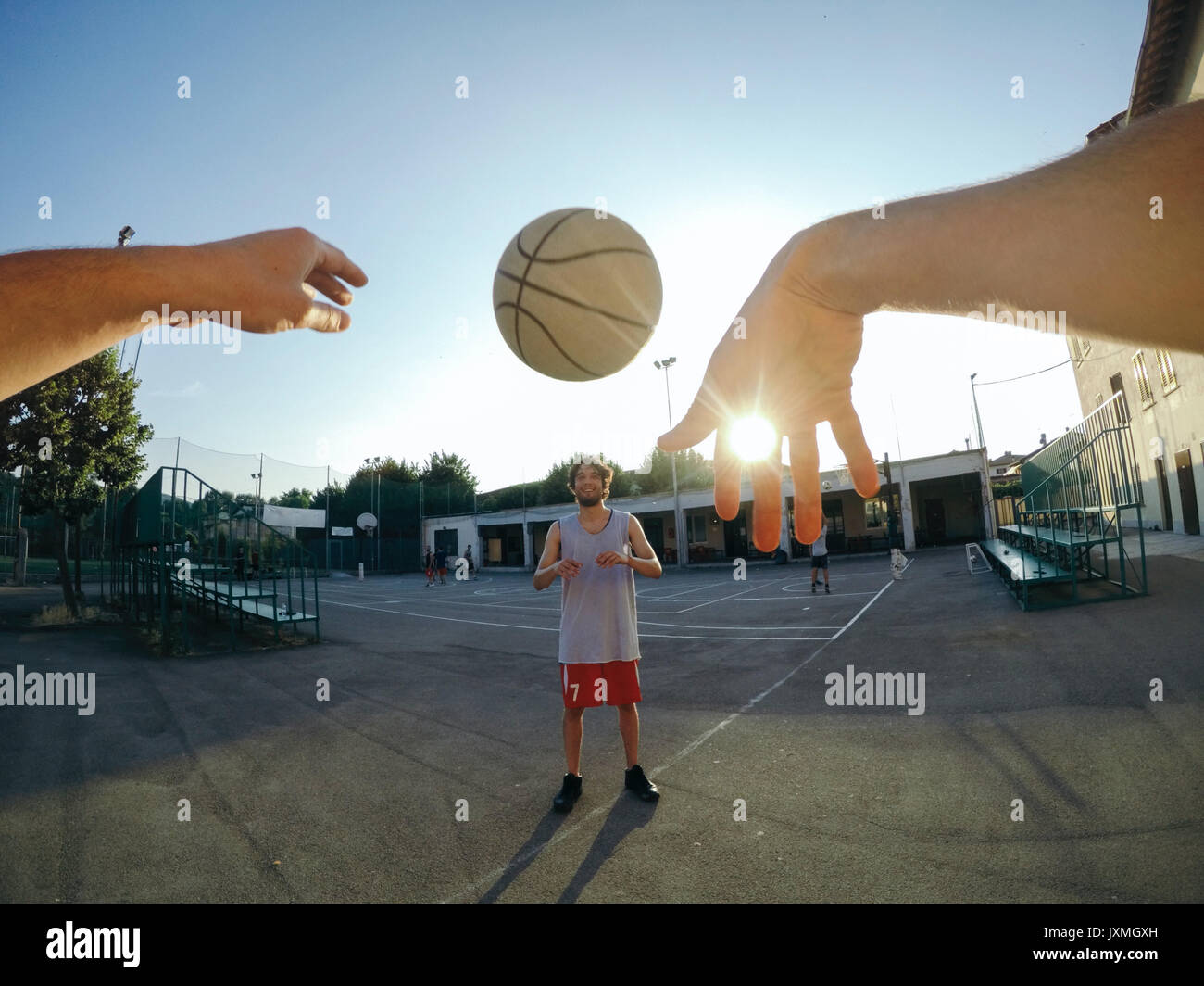Point de vue, image de l'homme au basket-ball lancer coéquipier Banque D'Images