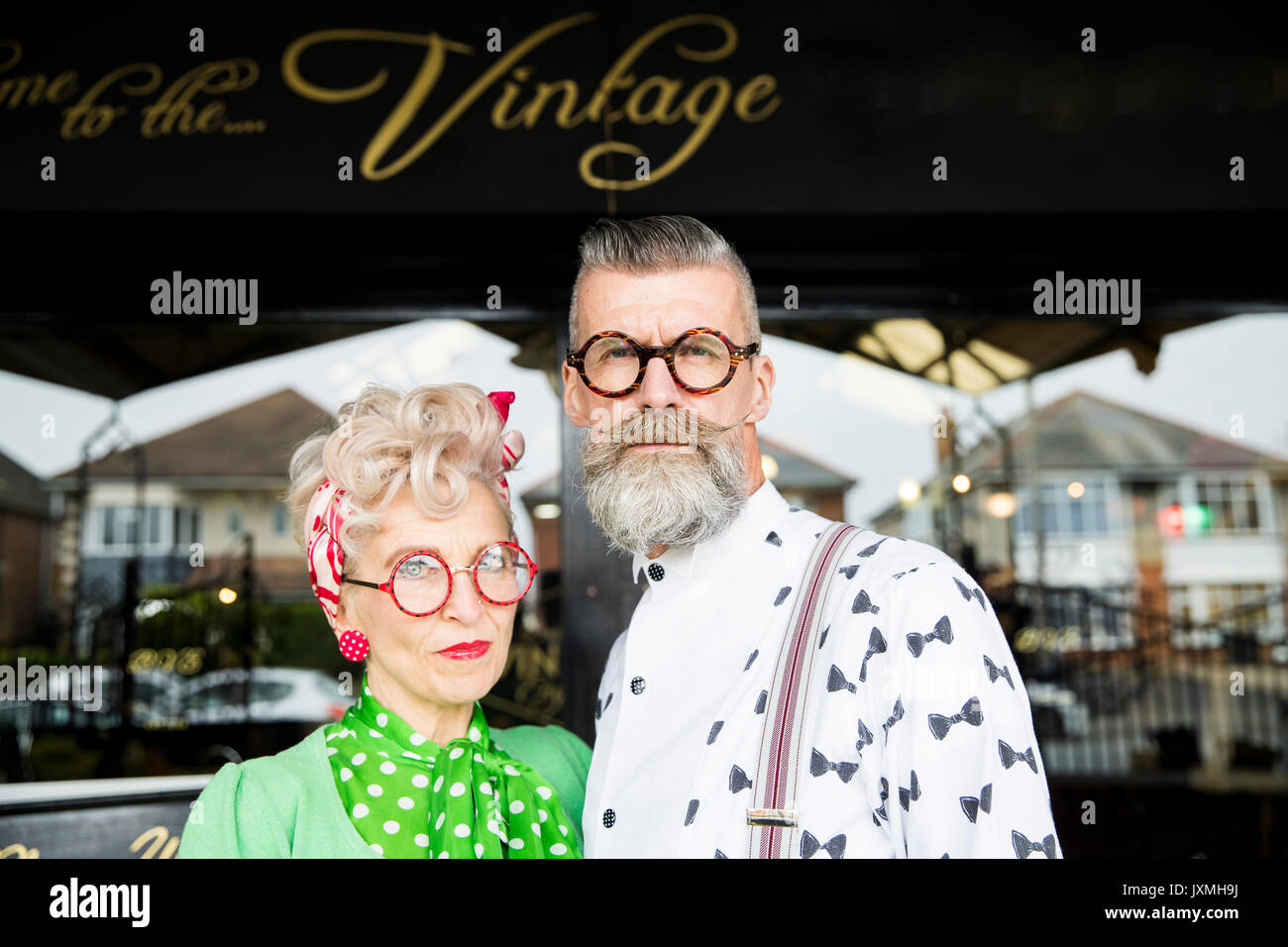 Portrait grave d'un couple original vintage boutique vintage extérieur Banque D'Images