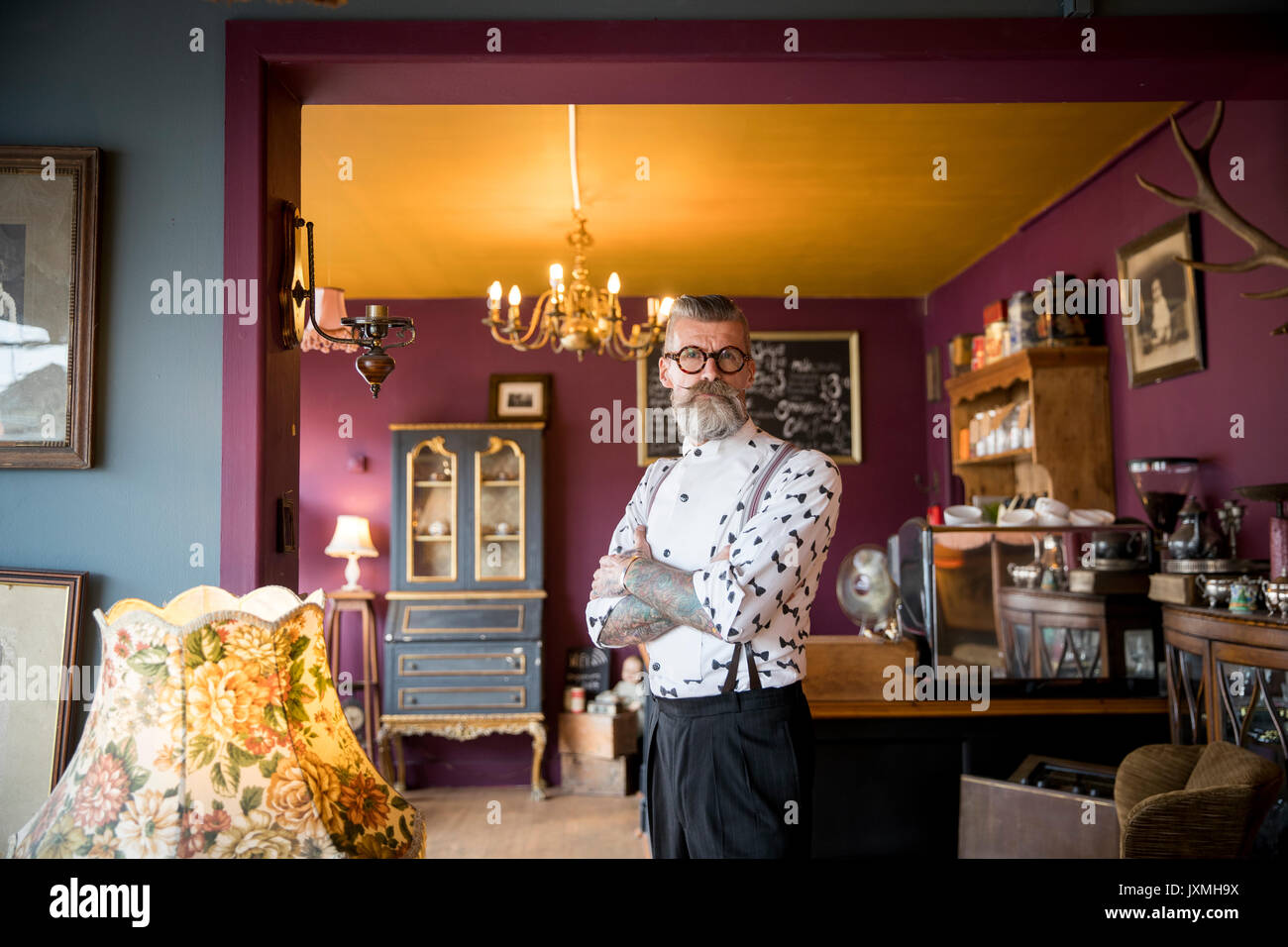 Portrait of senior man vintage original dans les salons de thé Banque D'Images