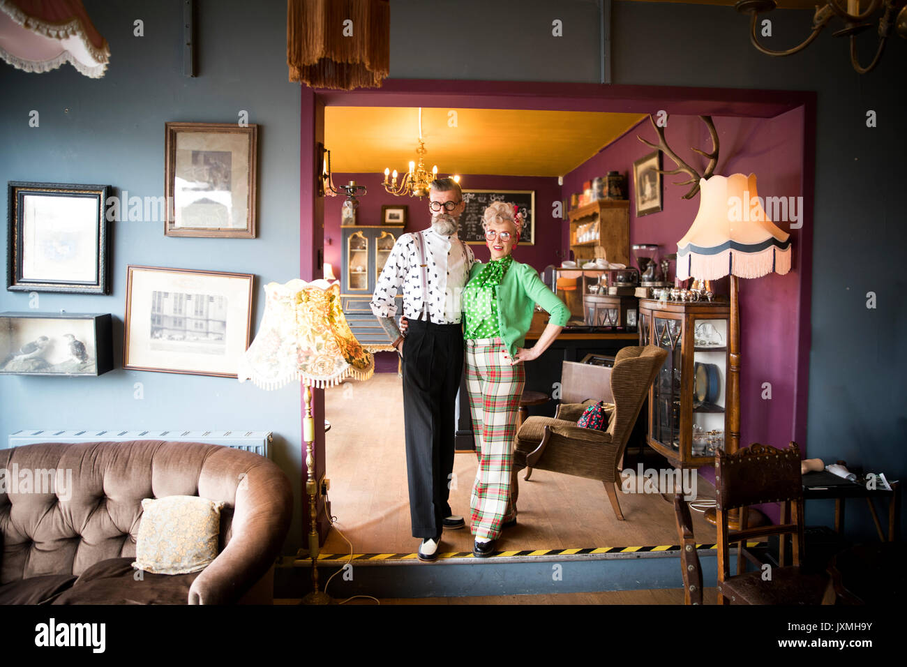 Portrait de couple vintage original dans les salons de thé Banque D'Images