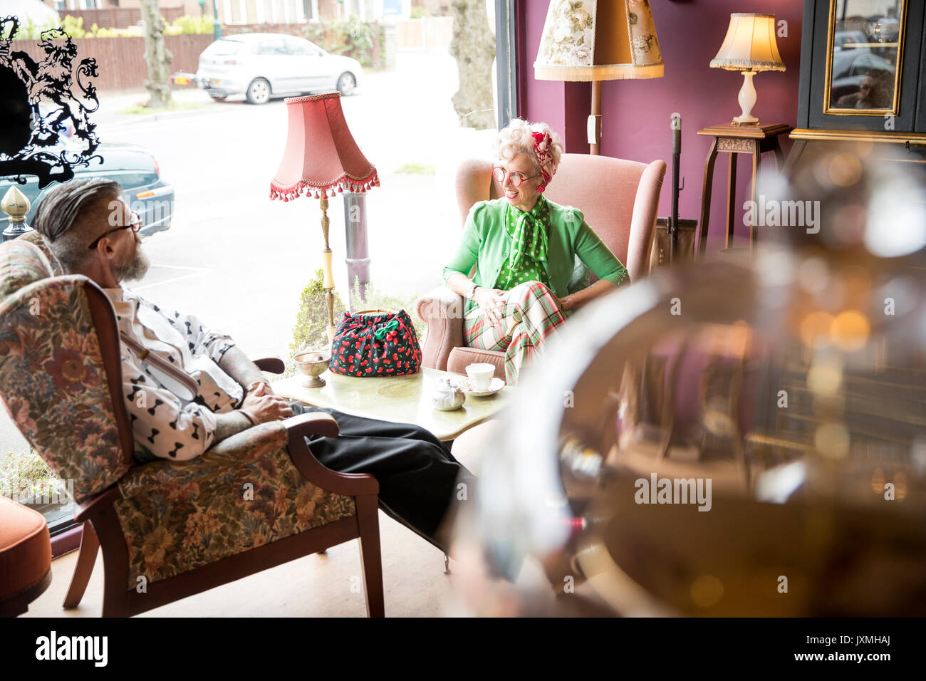 Heureux couple vintage original prenant le thé dans les salons de thé Banque D'Images