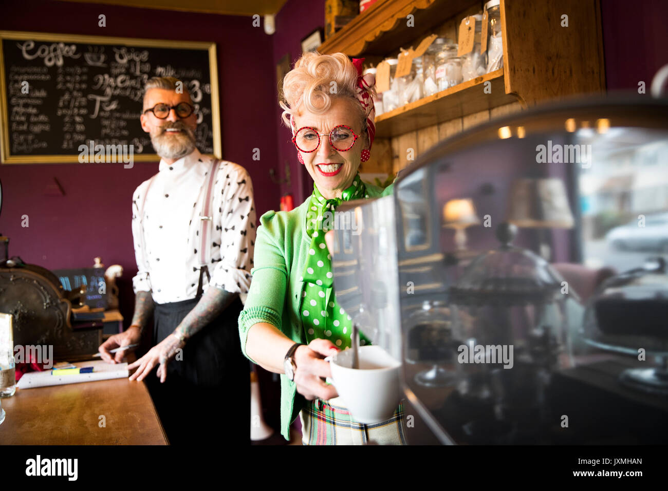 Quirky vintage couple derrière compteur dans les salons de thé Banque D'Images