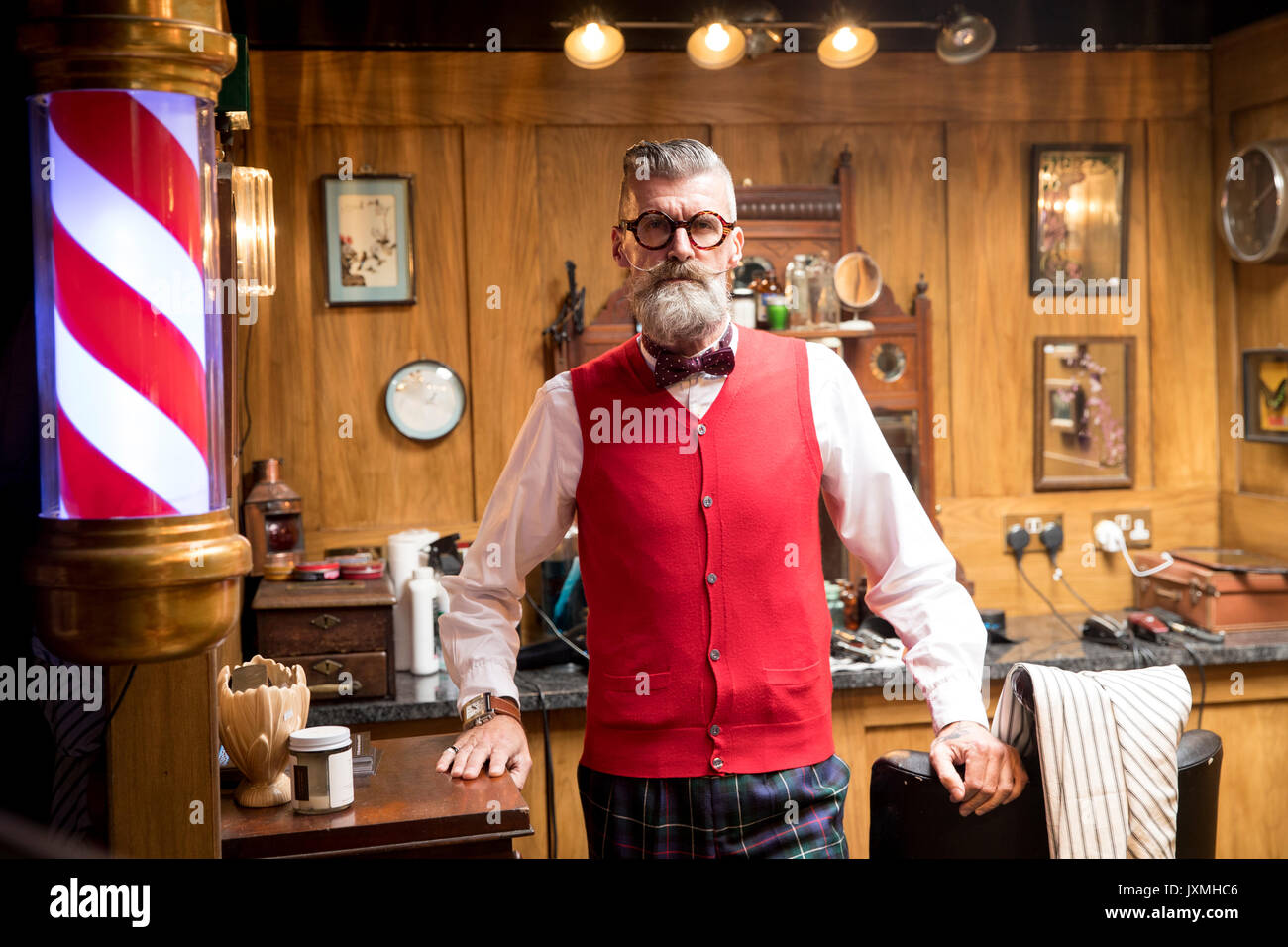Portrait of senior man déjanté en vieil anglais traditionnel barber shop Banque D'Images