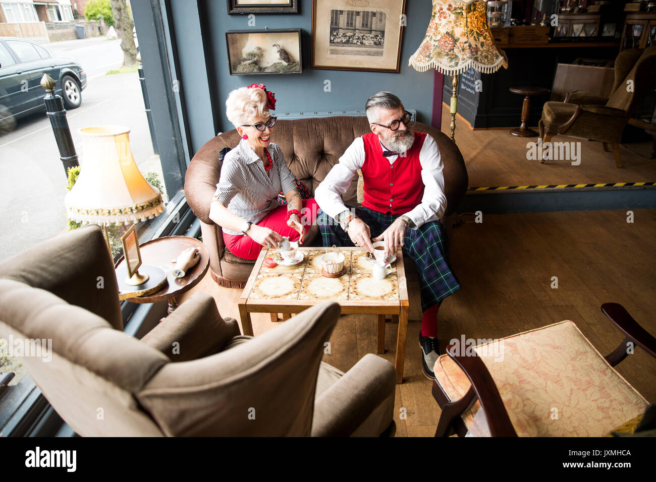 Couple vintage original prenant le thé dans un salon de thé Banque D'Images