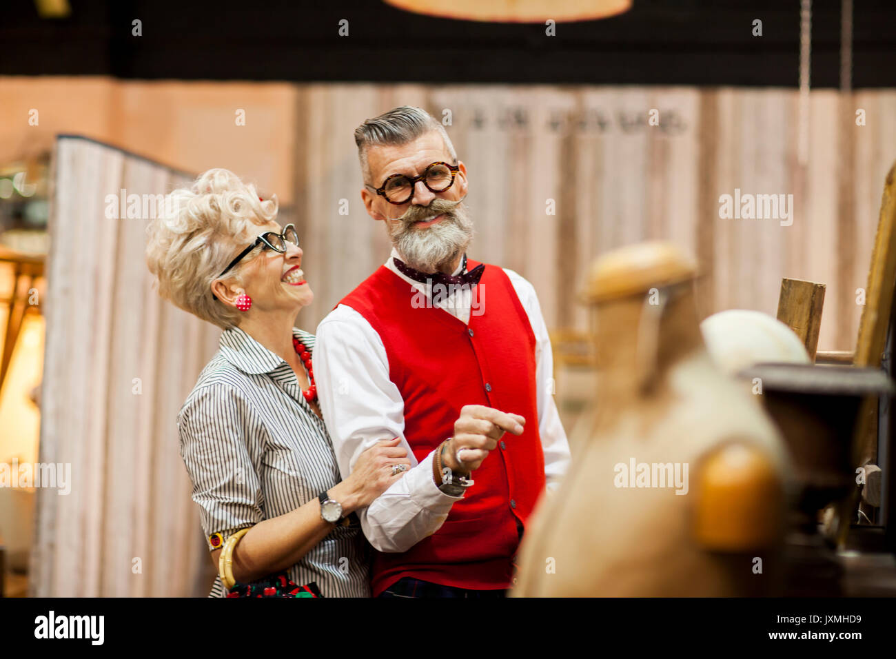 Quirky vintage couple shopping d'antiquités emporium Banque D'Images