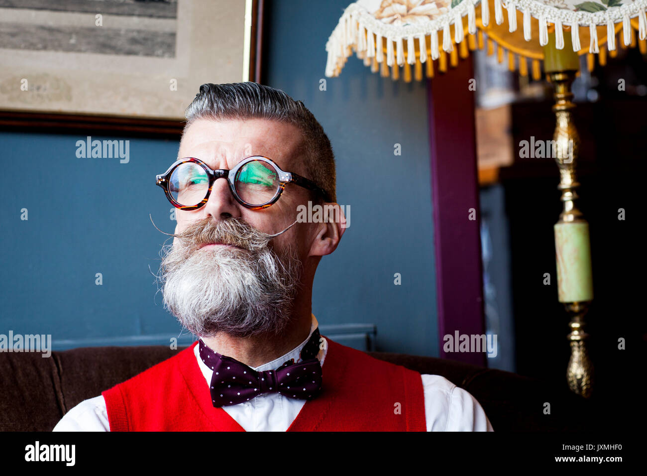Portrait of senior man déjanté élégant vintage cafe Banque D'Images