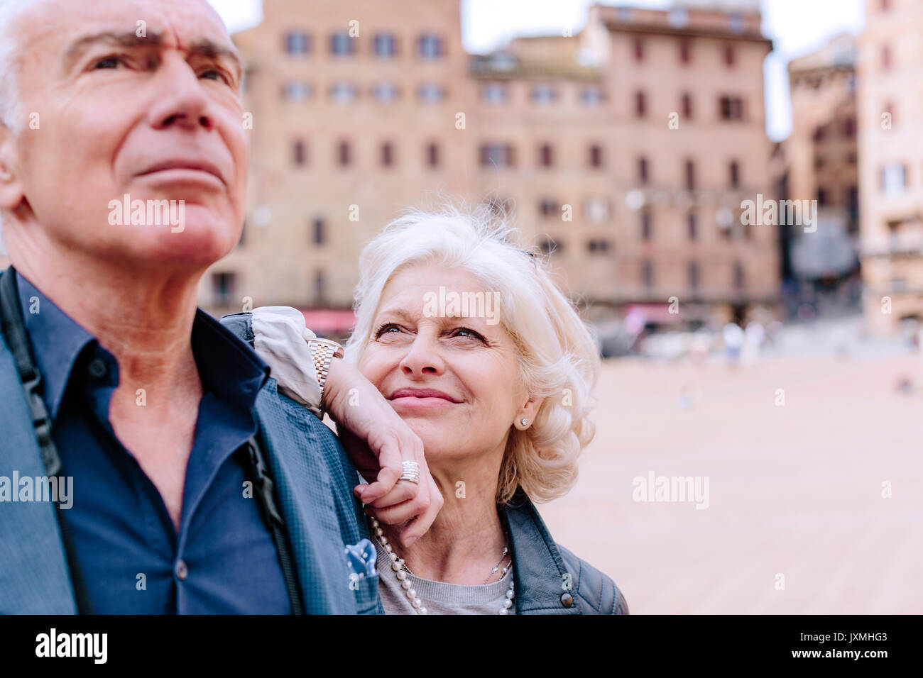 Young woman gazing at mari dans la Vieille-Ville, Sienne, Toscane, Italie Banque D'Images