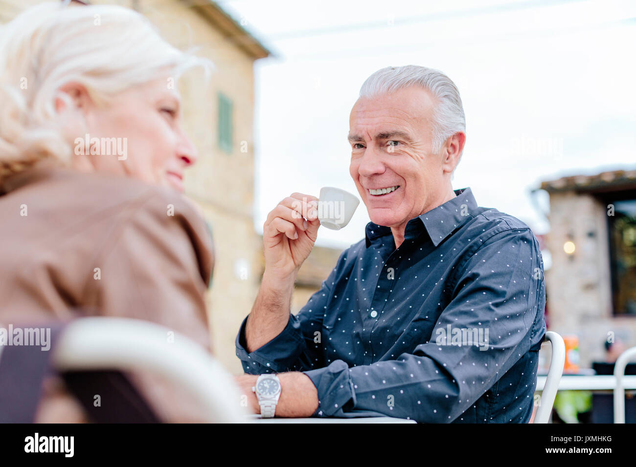 Plus d'épaule d'couple drinking espresso at sidewalk cafe, Sienne, Toscane, Italie Banque D'Images