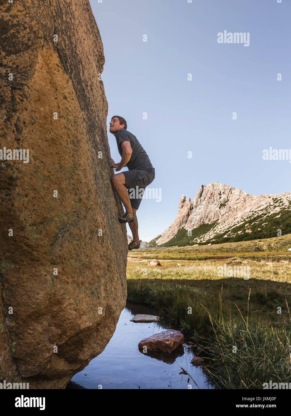 Homme boulderer déménagement jusqu'valley boulder, Parc National Nahuel Huapi, Rio Negro, Argentine Banque D'Images