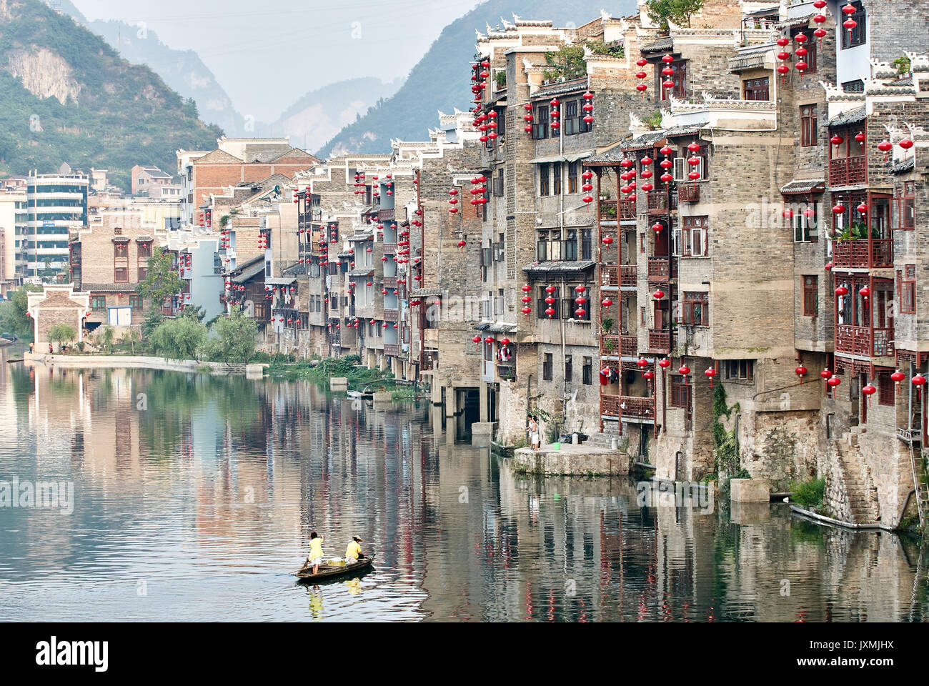 Waterfront cityscape, Zhenyuan, Guizhou, Chine Banque D'Images