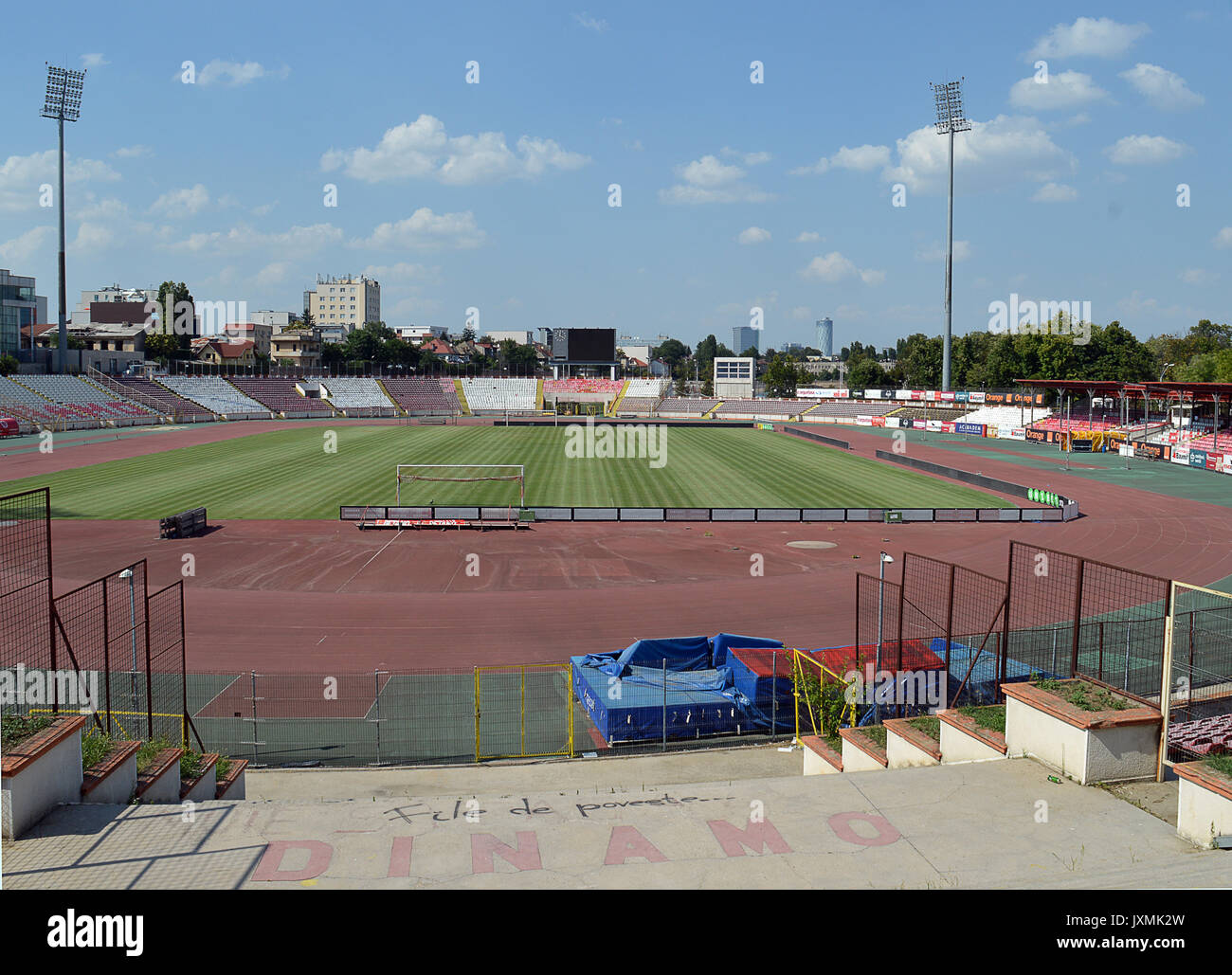 Bucarest, Roumanie - 8 août 2017 : le stade Dinamo dans Stefan cel Mare prévue pour le remplacement, mais l'évocation de souvenirs de l'équipe de football de l'al. Banque D'Images