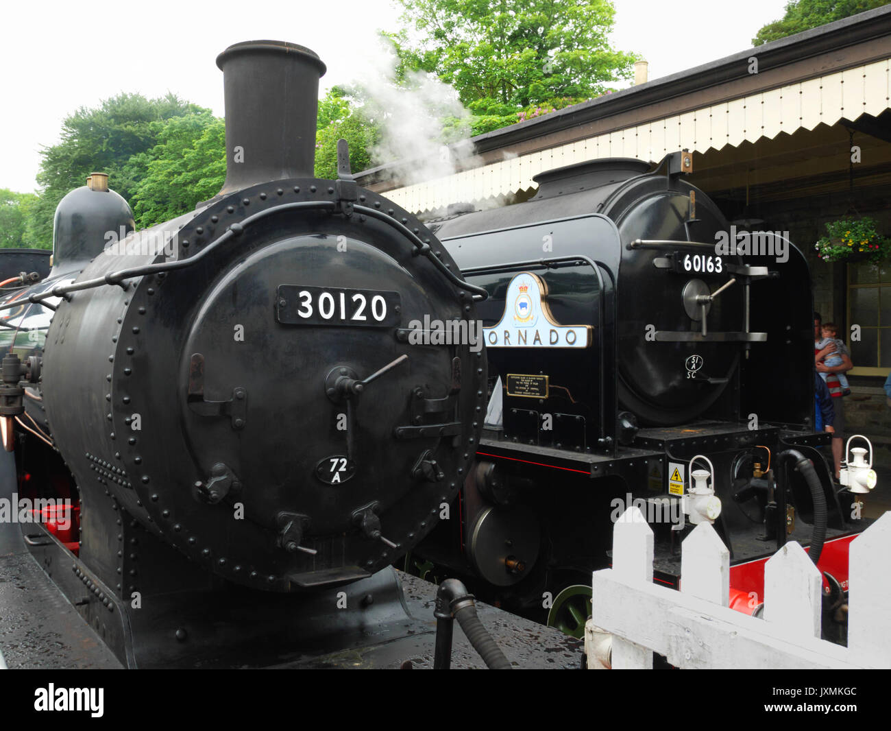 109 ans séparent ces deux locomotives à Bodmin Général (Bodmin et Wenford Railway) le 2 juin 2017. T9 30120 (à gauche) a été construit en 1899 et Torna Banque D'Images