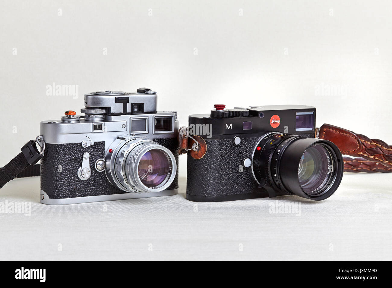 Appareil photo Leica. 1957 appareil photo Vintage Leica M3 et appareil photo numérique moderne 2017 Leica M240. Appareils photo Leica à travers les âges. Banque D'Images