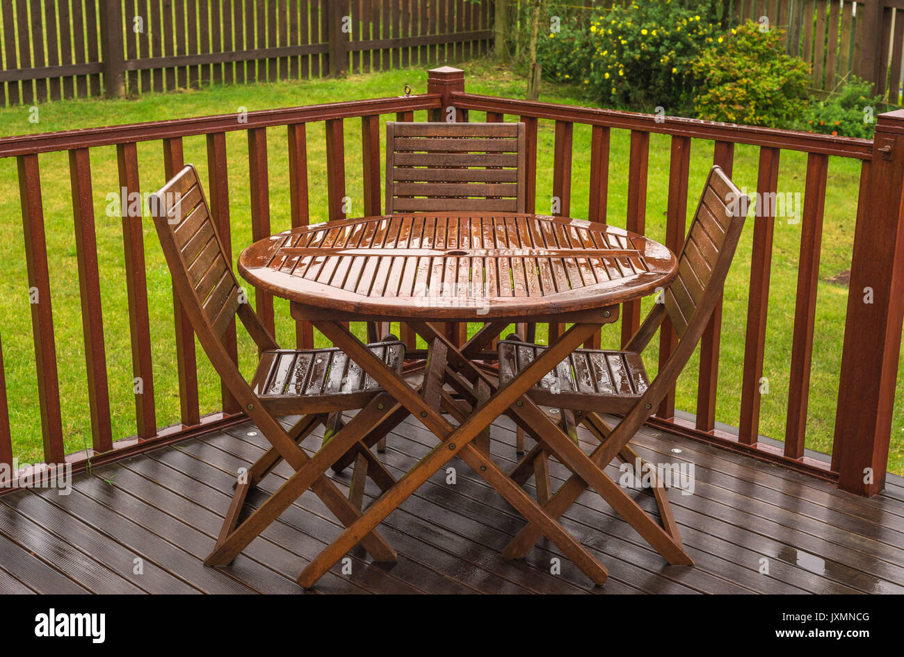 Pluie table & chaises de jardin par temps humide au Royaume-Uni lorsque l'été est fini. Plus facile que de photographier une journée ensoleillée au Royaume-Uni. Banque D'Images