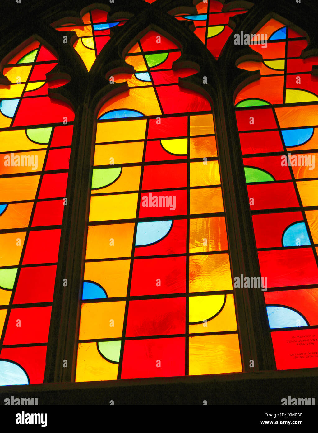 Vue d'une fenêtre d'un triptyque de vitraux modernes par John McLean dans le bas-côté nord de la cathédrale de Norwich, Norfolk, Angleterre, Royaume-Uni. Banque D'Images