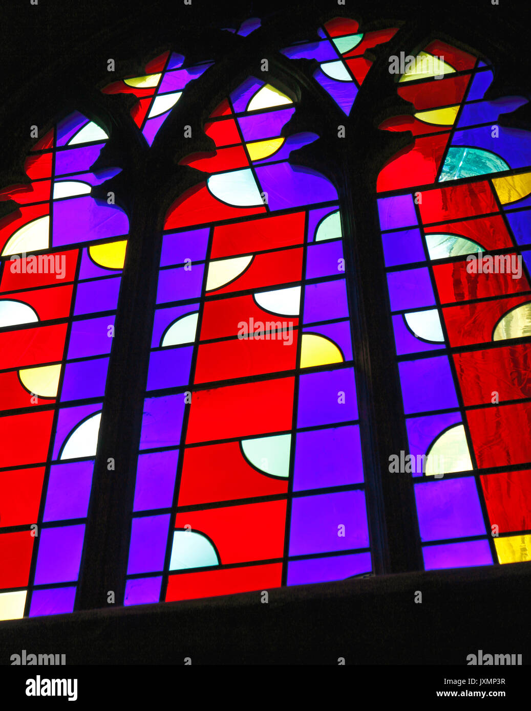 Vue d'une fenêtre d'un triptyque de vitraux modernes par john mclean dans le bas-côté nord de la cathédrale de Norwich, Norfolk, Angleterre, Royaume-Uni. Banque D'Images