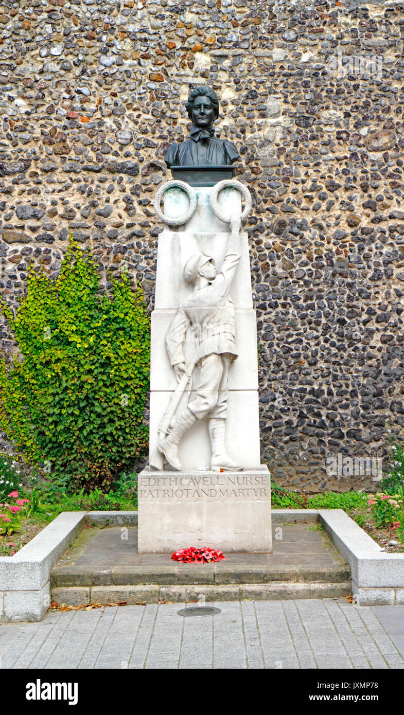 Un mémorial et le buste d'Edith Cavell dans tombland, Norwich, Norfolk, Angleterre, Royaume-Uni. Banque D'Images